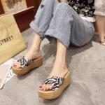 Small wedge heel sandals - Image 3