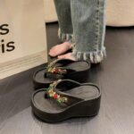 Women's white wedge heel flip-flops with rhinestones - Image 4